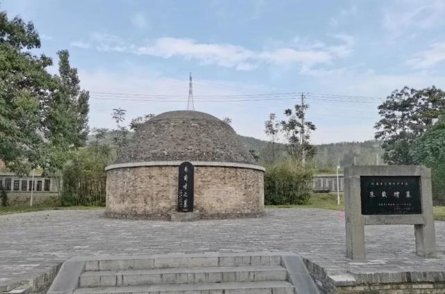 距市区20公里的乐圣公园有朱载堉墓,位于公路边,有郑王坟标牌.