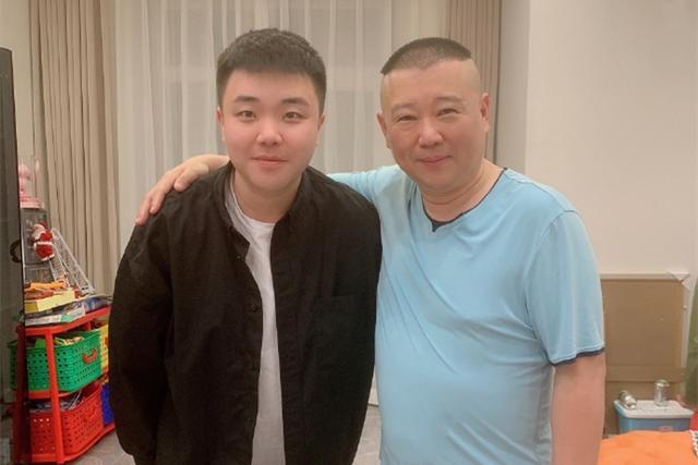 靳鹤岚朱鹤松晒与郭德纲合影引网友热议他俩要被师父力捧了