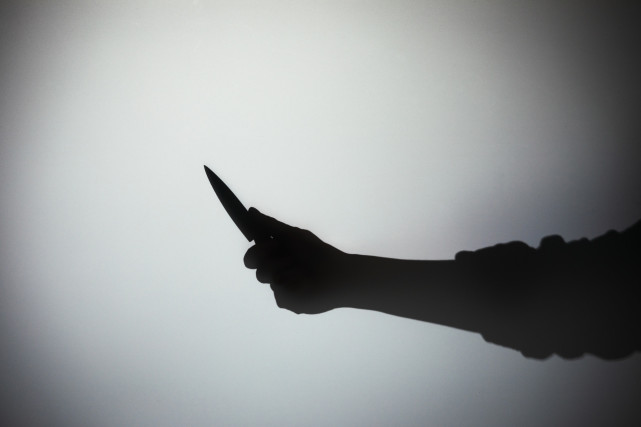 高中生刀伤班主任,事后给神秘网友发消息:她没死,我很难过