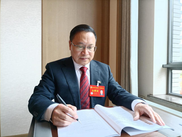 四川省政协常委康俊：成渝铁路内江城区段改造提升 建议采用外迁方案_腾讯新闻