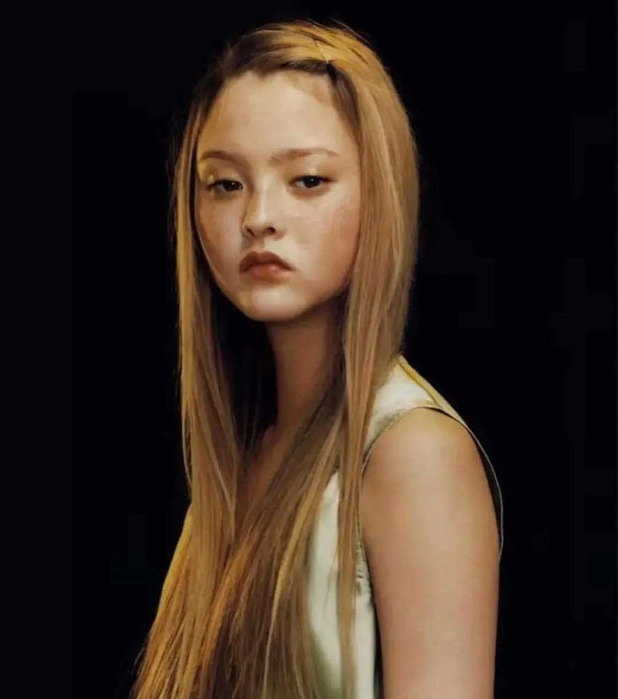 戴文青木可以说是"娃娃脸"的鼻祖——圆润饱满的轮廓,搭配小巧的五官.