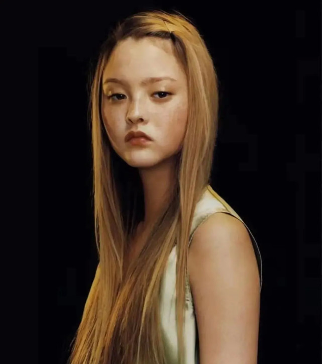 戴文青木可以说是"娃娃脸"的鼻祖——圆润饱满的轮廓,搭配小巧的五官.