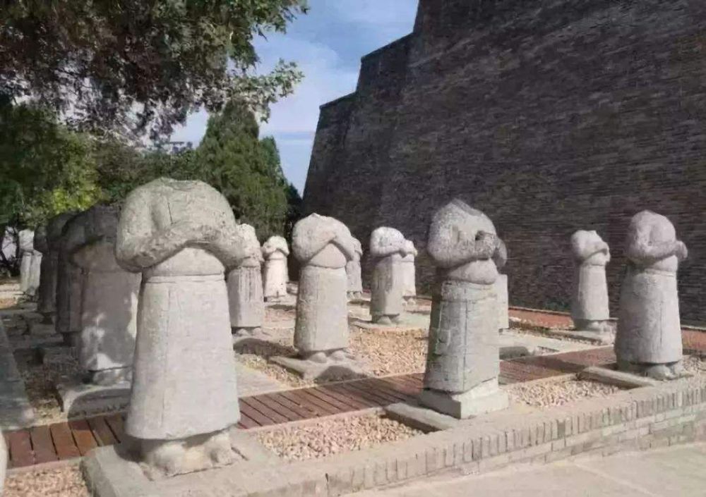 一榔头敲出巨人石像 竟是乾陵无头石像的头 专家 终于找到了 腾讯新闻