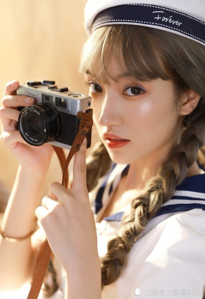 大眼可爱萌妹子双马尾水手服写真图片