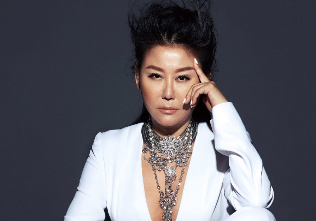 富婆蓝心湄豪横拿爱马仕作呕吐袋半个小鲜肉都叫声干妈