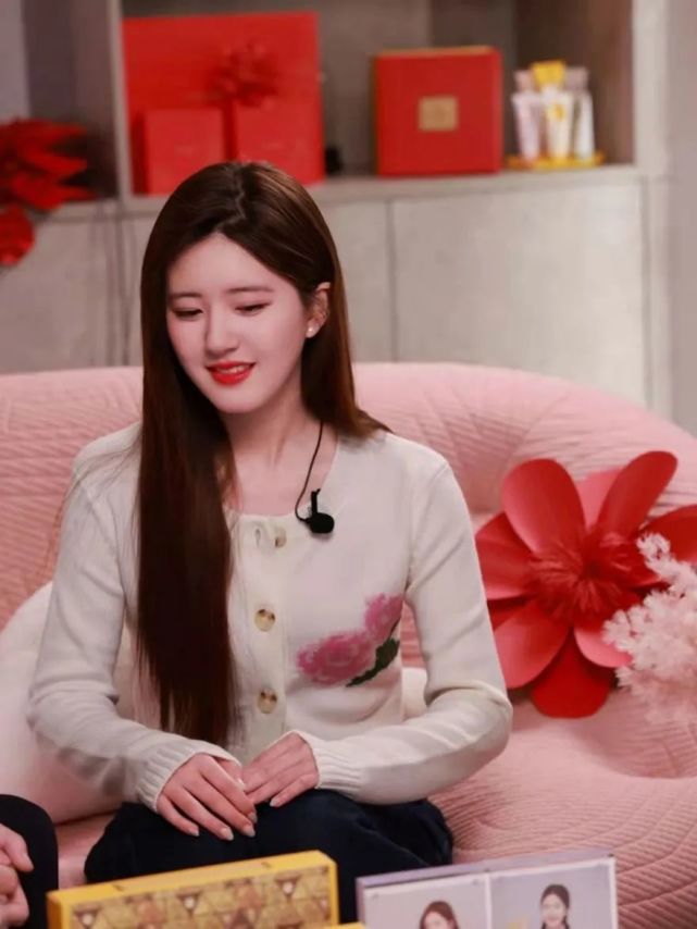 赵露思直播截图长发清新甜美