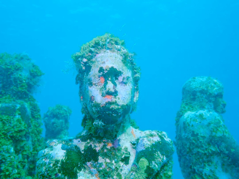 我国诡异湖泊深度达155米发现过千年古城和站立的尸体