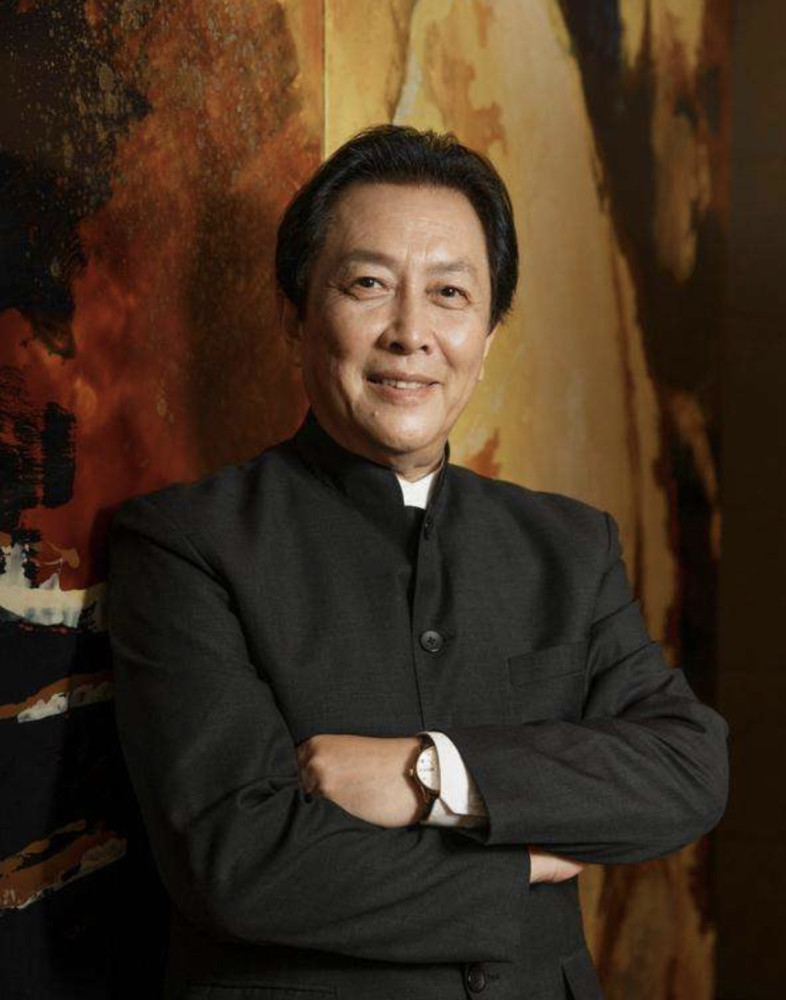 69岁戏骨唐国强罕露面,身材消瘦精神矍铄,与网红握手拥抱太亲切_腾讯