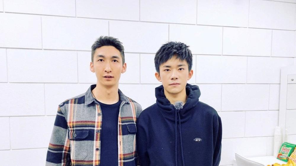 易烊千玺与张杰同框弟弟身高遭质疑同穿平跟鞋比180的张杰矮