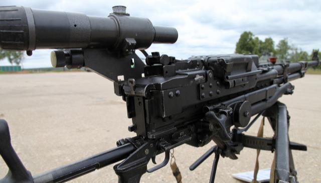 俄军kord重机枪,采用导气操作弹链供弹全自动武器,配有高效枪口