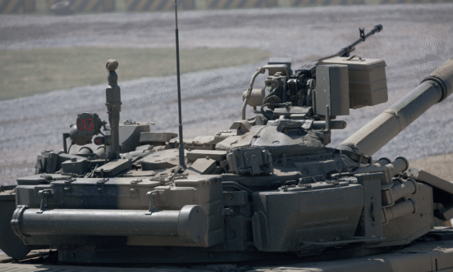 俄军kord重机枪,采用导气操作弹链供弹全自动武器,配有高效枪口