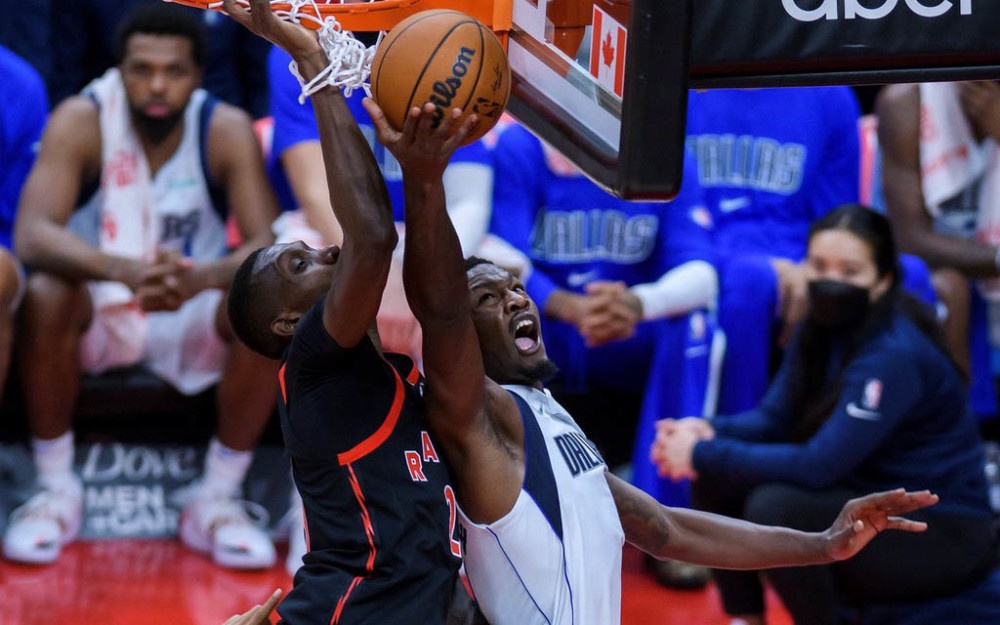 nba常規賽繼續進行,達拉斯獨行俠在主場迎戰猛龍,獨行俠最近表現出色