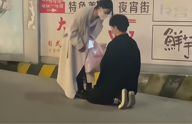 男孩当街跪下求女友别相亲我就快凑够28万彩礼了