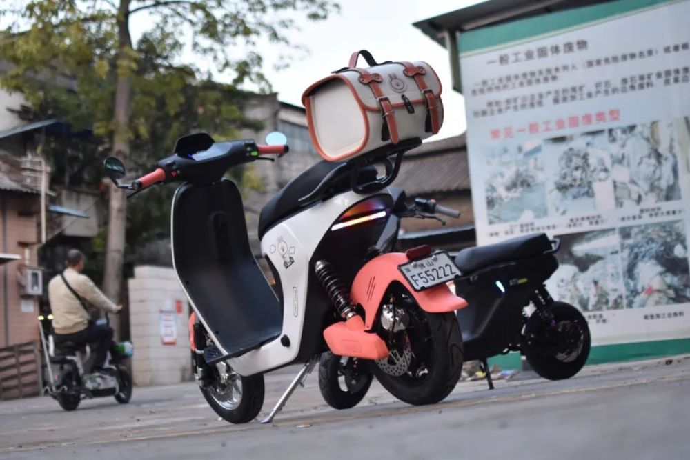 今天这两台9号电动车,改装预算在4万元以内,算得上是轻奢玩法了.