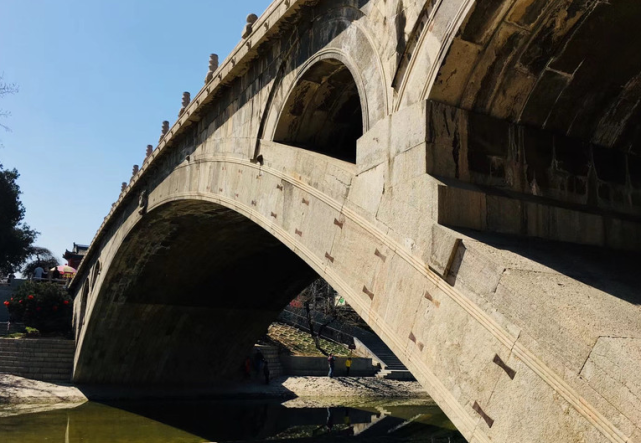 上,所处的赵县古称赵州,所以它也被叫做"赵州桥",当地人管它叫大石桥