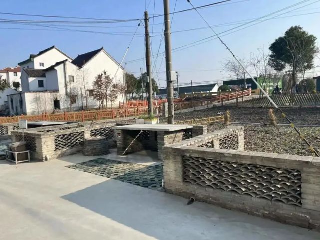 棚等临时搭建物,清理沟渠,保持通畅整洁,并利用砖,瓦等材料砌矮围墙