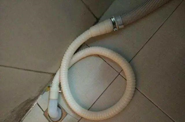 洗衣机下水管不要直接插地漏易受潮还有漏电隐患