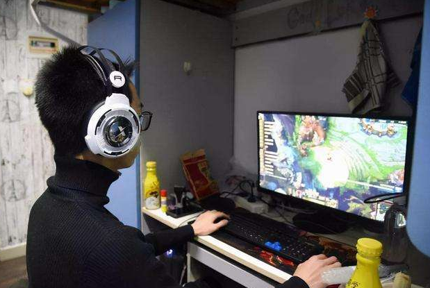 大学生沉迷追剧打游戏鼠标垫暗藏玄机家长打吧没关系