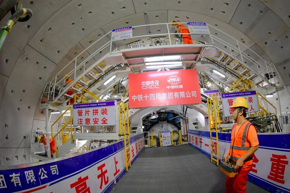 据中铁十四局广湛铁路项目部书记何子良介绍,来自山