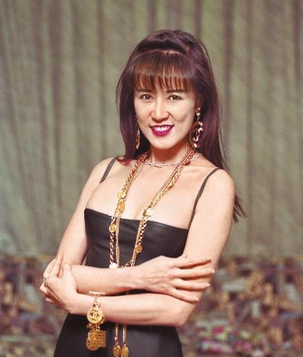 "罗姐"罗霈颖去世一年半,母亲及大哥放弃近亿遗产拍卖遗物做慈善