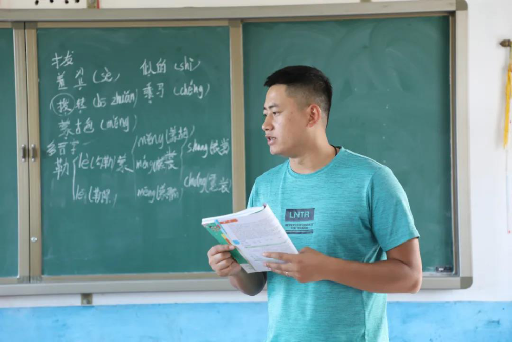 妻子闫倩楠也支持他继续任教,因为老公所做的事情也是自己的愿望之一.