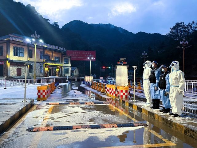 打开腾讯新闻,查看更多图片 >岩甲边境检查站是进出绿春的第一道关口