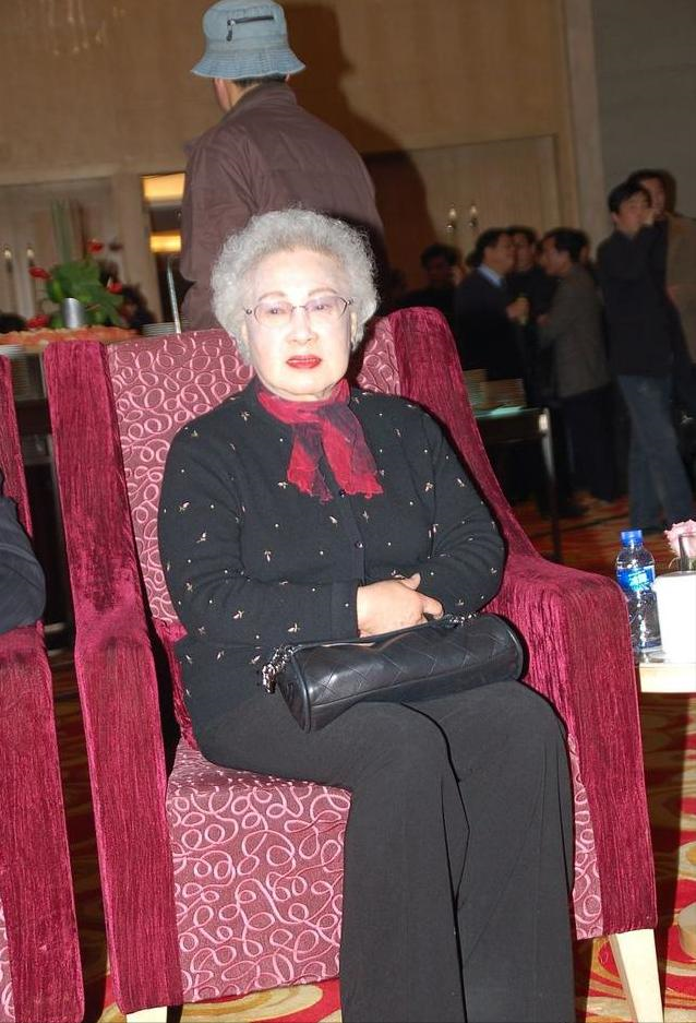 99岁秦怡满头白发也时髦,穿衣打扮减龄不老气,优雅从容老去真美_腾讯