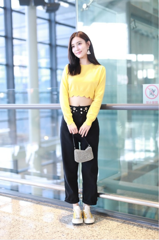 孟子义对自己身材挺自信身穿黄色短上衣秀腰线好有少女感