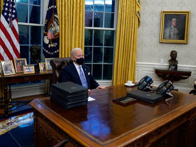 (去年1月20日,拜登在办公室)这也是拜登上台以来,第二次单独在白宫