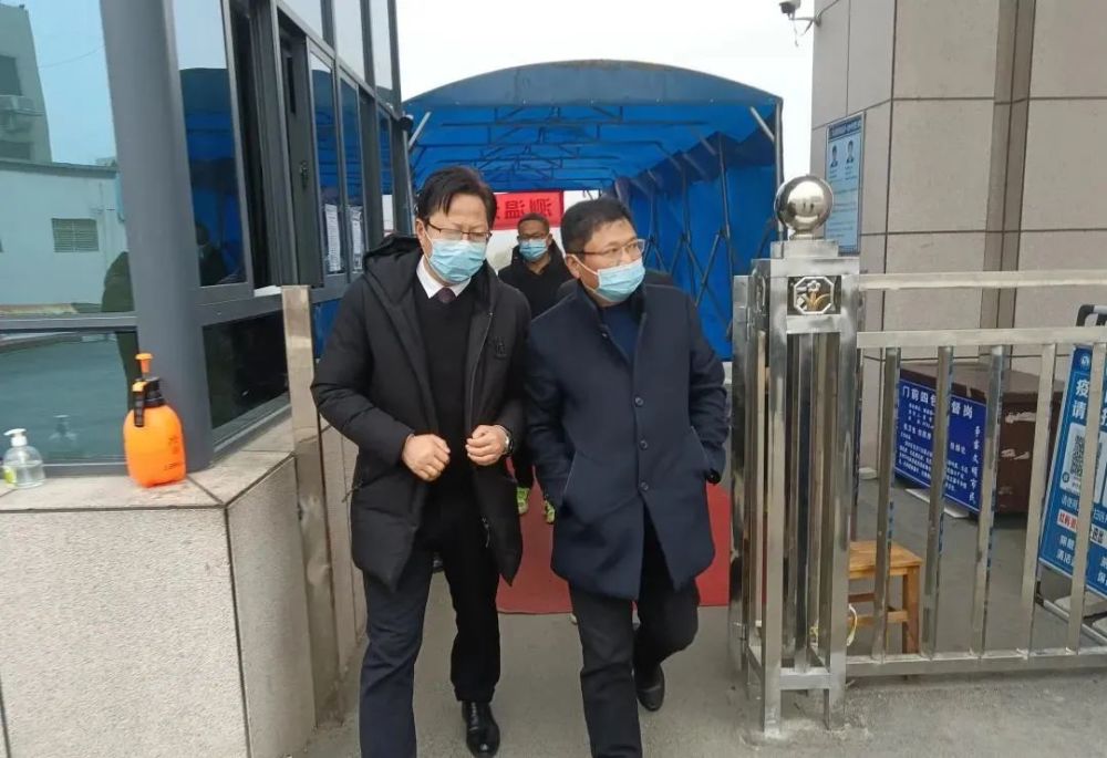 随县教育局局长沈勇到随县一中看望慰问困难教职工
