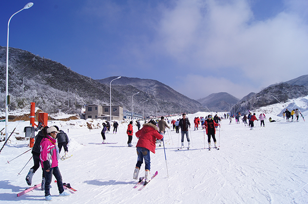 大围山滑雪场只有降雪量达到一定量才会开放,今年还没有该滑雪场开放