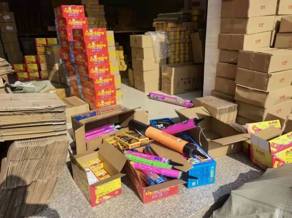 服装店老板在仓库囤22箱烟花 腾讯网