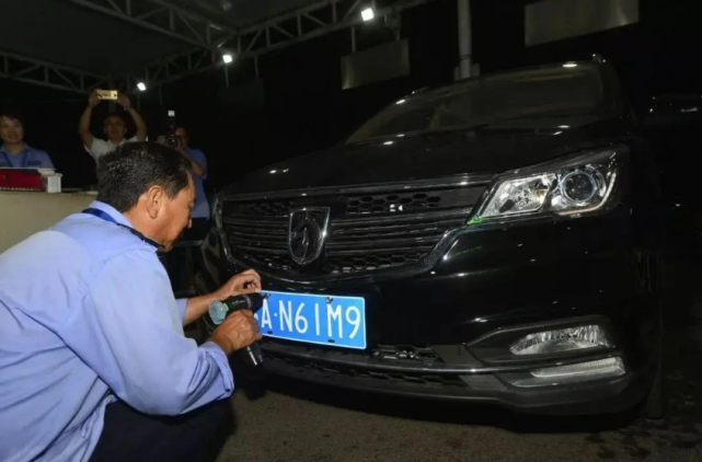 男子运气爆棚摇出50个靓号,看到最终选的车牌,网友笑翻|车牌|摇号