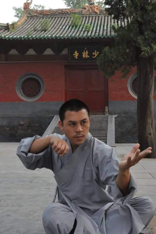 他俗名叫张淑武,12岁皈依少林,拜在武僧队总教头释德扬禅师门下习武