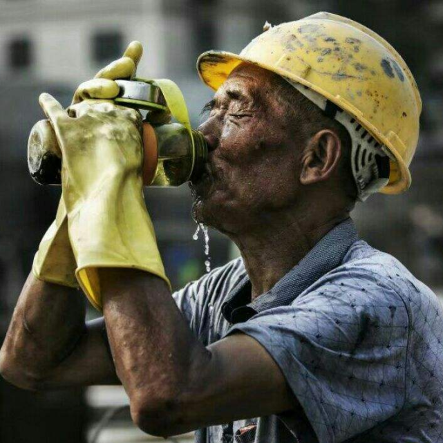 工地上的农民工们都是早出晚归辛苦谋生,每天工作平均超过12个小时