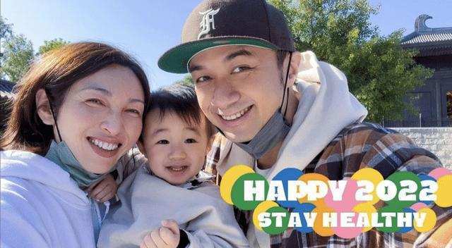 古巨基亲手做蛋糕,为54岁妻子陈韵晴庆生,情侣装好抢眼_腾讯新闻