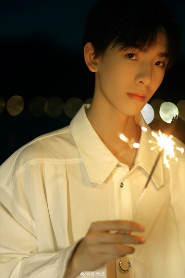 没认出来童星黄天崎长大居然成了ac雷曦了翩翩少年很文艺