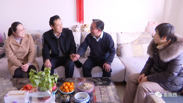 新春佳节将至,1月19日,县人大常委会主任杜万忠,县