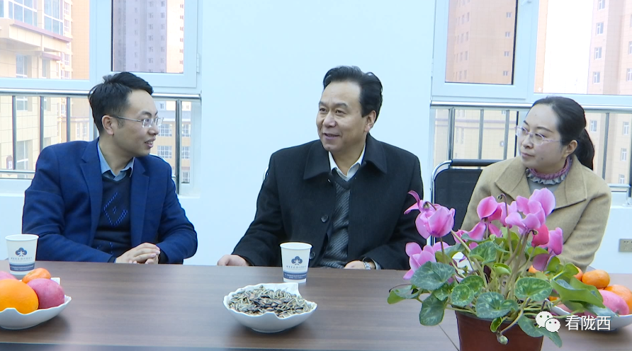 杜万忠,邓琳娜先后看望慰问了县政协常委,民盟陇西总支主委,县二中