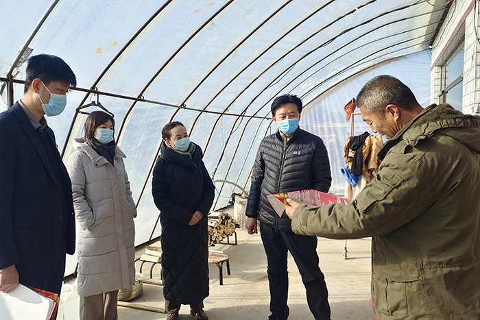 1月20日,按照縣委統一安排部署,縣人大常委會主任溫玉榮深入隆昌鎮