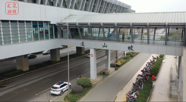 1月18日下午,见证哥在连山坡地铁站看到,违章停车和非法运营三轮车载