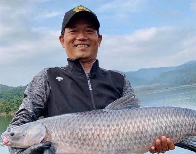 90年代放弃20万年薪专职钓鱼中国钓王邓刚现在怎么样了