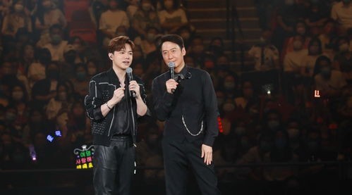 黎明和张敬轩的关系貌似不错,两人在台上勾肩搭背,非常亲密.