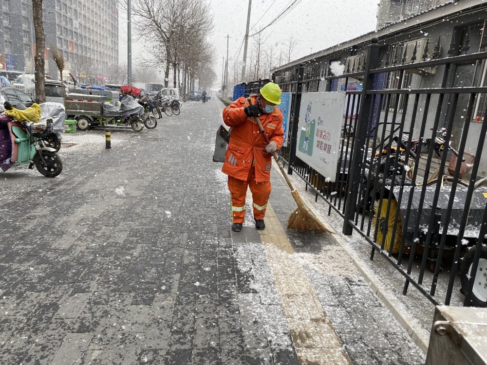 朝阳环卫提前作业全力保障市民雪天出行