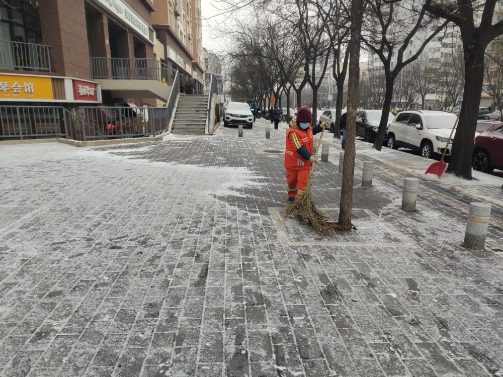 朝阳环卫提前作业全力保障市民雪天出行