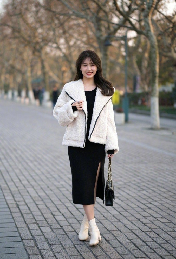 杭州妹子真挺漂亮的大冬天的穿得一个比一个美让人看了很心动