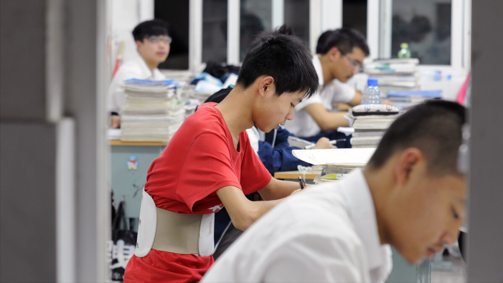 双减升级涉及全体高中生有关考试成绩排名和周六日补课