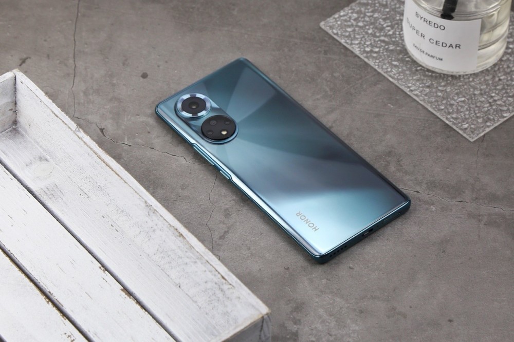 100w快充75曲面屏半年降到2699元荣耀王者归来