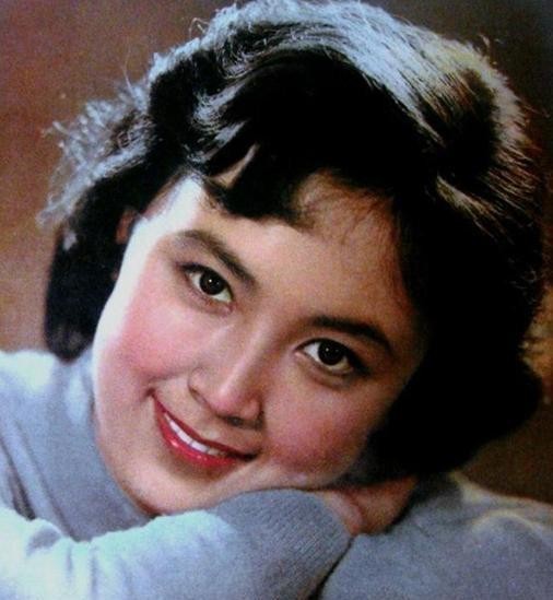 80年代最美女演員趙靜穿著大紅大紫照樣時髦又優雅