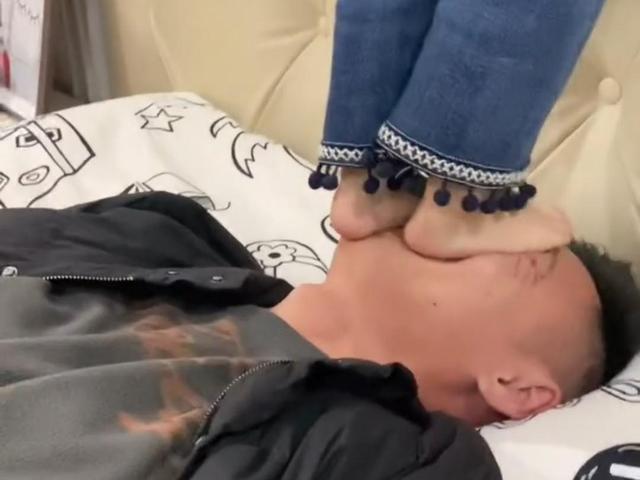 爸爸妈妈吵架,女儿帮母亲出气,把父亲的脸当蹦床来踩